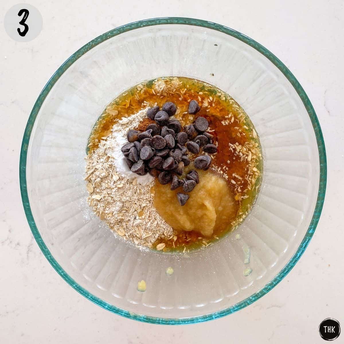 Oats, chocolate chips, baking soda, applesauce and maple syrup in large bowl.